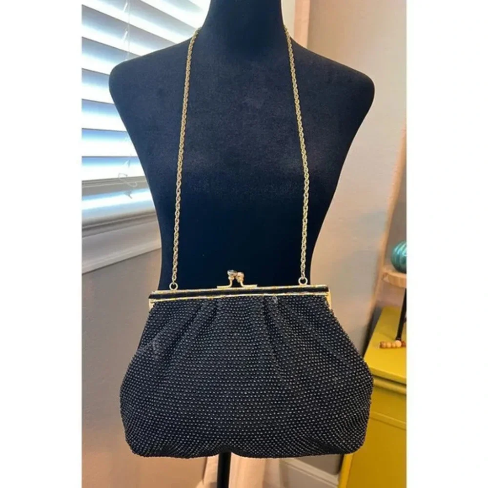 Beaded vintage crossbody bag w/ kiss lock‎ closure and gold chain strap. Flower